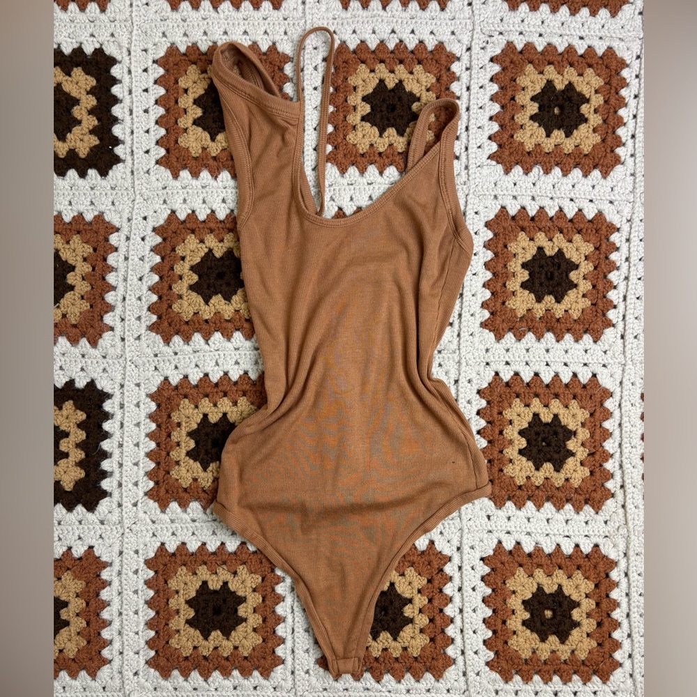 ALIX NYC Ribbed Shoulder Cut Out Brown Soft Bodysuit Small